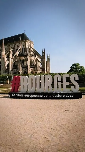 Bourges 2028 en lettres capitales… et en vidéo ! Dans le jardin de l’Archevêché, juste devant la cathédrale, une inst…
