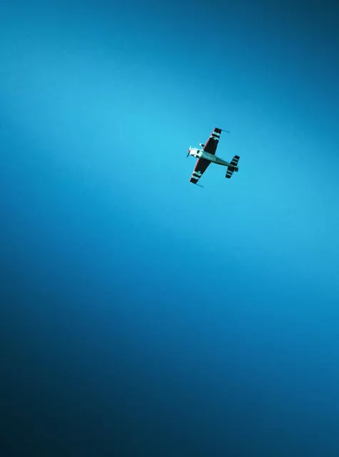 Depuis ma fenêtre du centre ville, le ciel de Bourges s’anime ✈️ Difficile de ne pas lever les yeux quand ça danse là…
